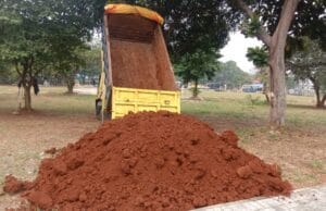 proses pengurugan tanah untuk lahan bangunan
