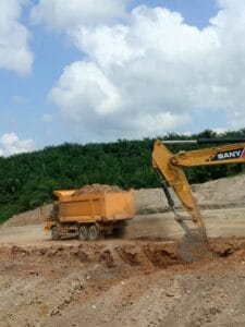galian-tanah-alat-berat-di-area-proyek