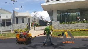 proses pemadatan aspal dengan tandem roller
