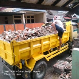 proses-pembersihan-puing-bangunan-di-area-proyek