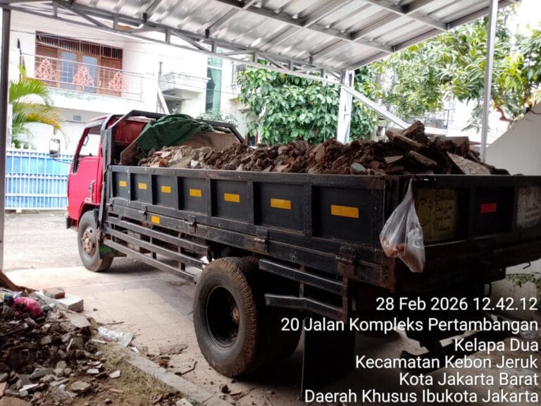 dump truck urugan puing