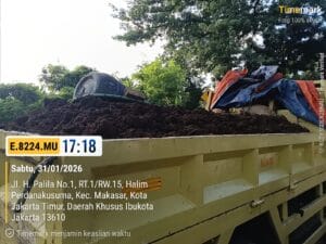 proses pengangkutan puing bangunan