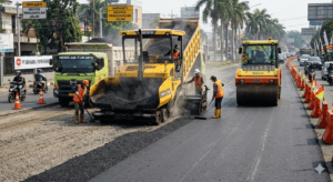 alat finisher pada proyek pengaspalan jalan