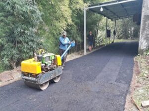 proses pemadatan jalan aspal menggunakan tandem roller